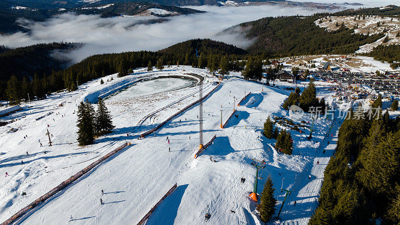 空中Mavic 3无人机拍到特兰西瓦尼亚的一个滑雪场